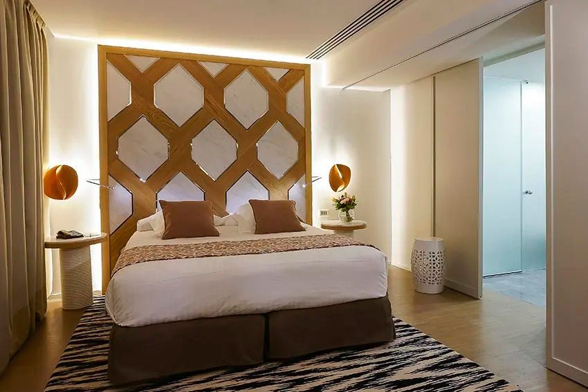 Gemütliches Doppelzimmer mit edler Holzwand und eleganten Leuchtelementen