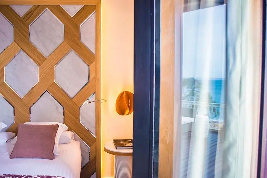 Blick auf das stilvolle Zimmerdesign mit Aussicht auf den Balkon und das Meer