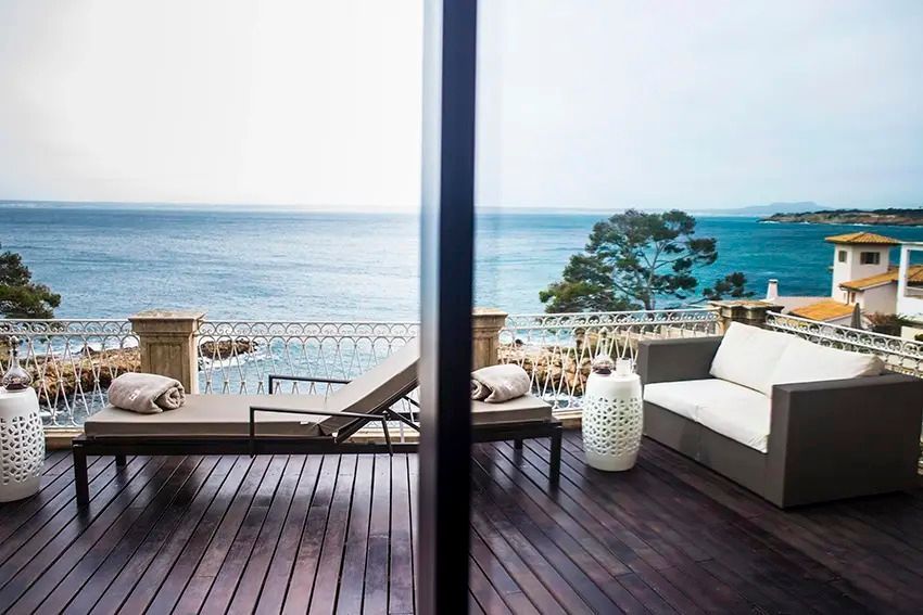 Private Terrasse mit Blick auf das Meer ausgestattet mit Liegestühlen