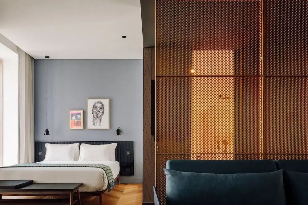 Offenes Zimmerdesign mit modernen Elementen und Kunstwerken