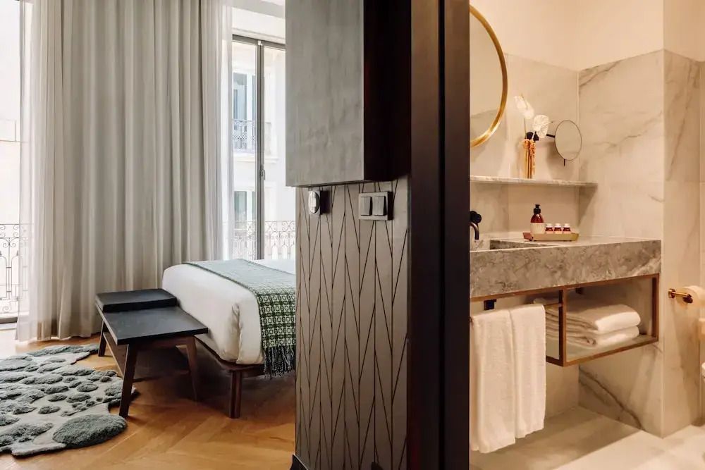 Junior-Suite mit modernem Bad und eleganter Einrichtung