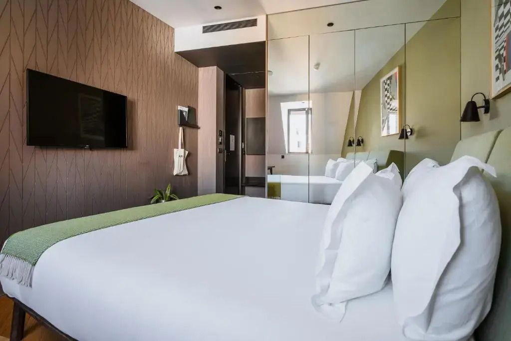 Doppelzimmer mit Spiegelwand und Flachbildfernseher