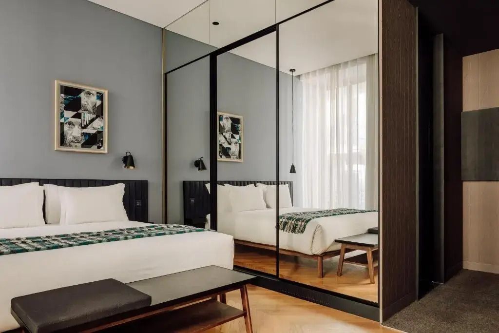 Hotelzimmer mit Spiegelwand und Doppelbett