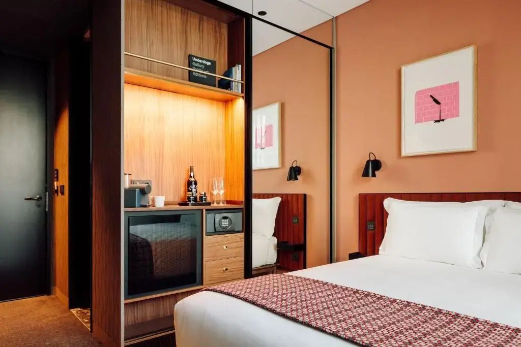 Modernes Hotelzimmer mit elegantem Regal und Minibar