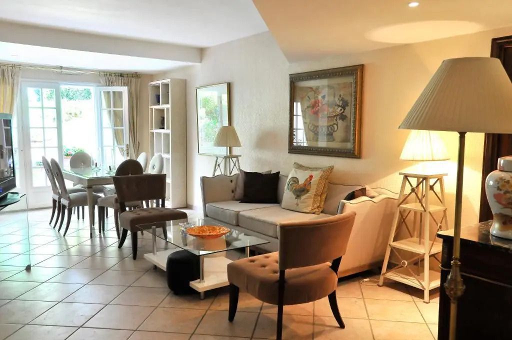 Wohnzimmer mit stilvollen Sesseln und moderner Einrichtung im Apartment.