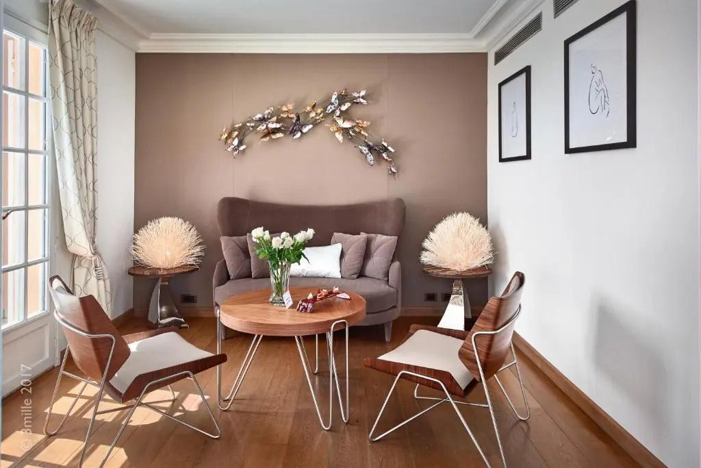Elegante Sitzgruppe in einer Junior-Suite mit stilvollem Dekor