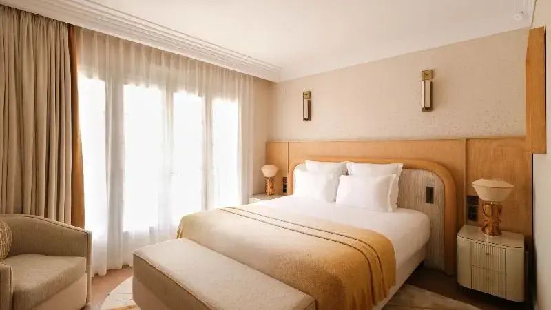 Gemütliches Schlafzimmer der Klassisch Junior-Suite mit Doppelbett und weicher Beleuchtung