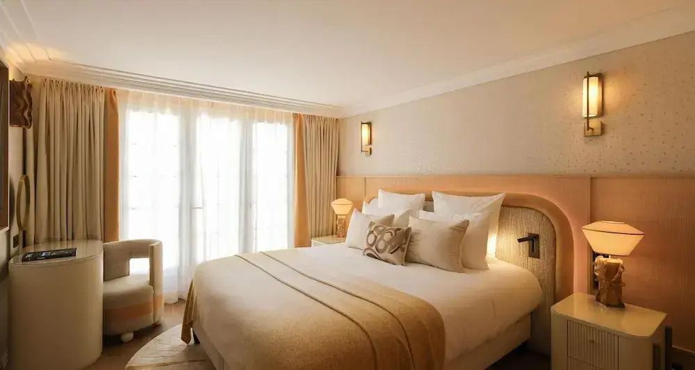 Elegantes klassisches Zimmer mit Doppelbett und natürlichem Licht im Hotel Villa Miraé