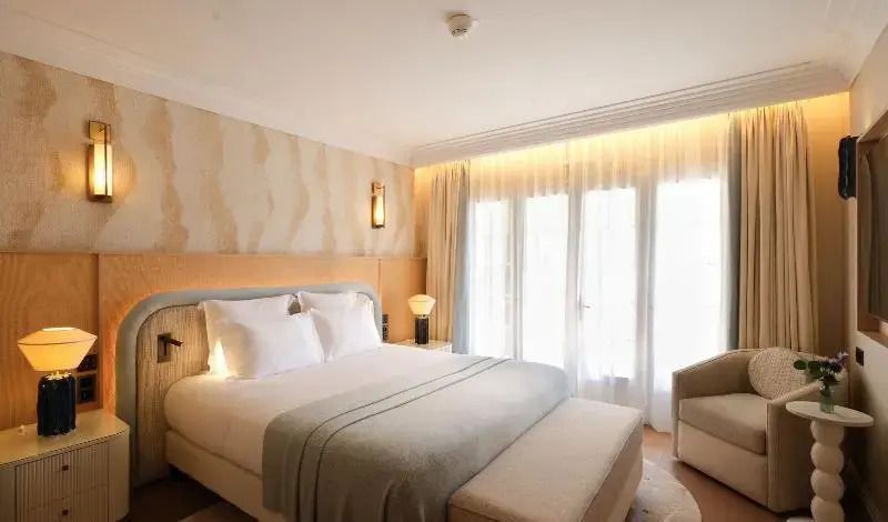 Geräumiges Premier Doppelzimmer mit großen Fenstern und eleganter Einrichtung.