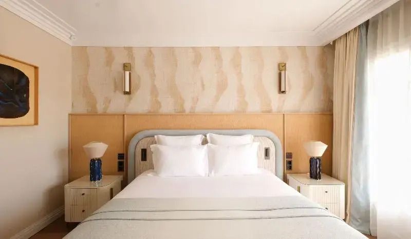 Luxuriöses Zimmer mit weicher Bettwäsche und modernem Dekor.