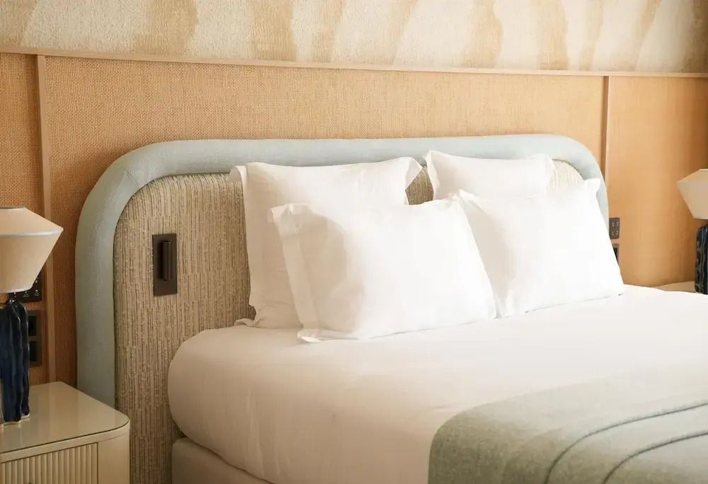 Nahe Aufnahme des Bettes im Premium Zimmer mit weichen Kissen und sanften Farben