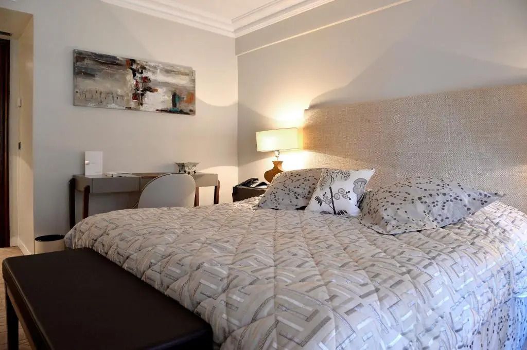Helles Superior Doppelzimmer mit Kunstwerk und Schreibtisch
