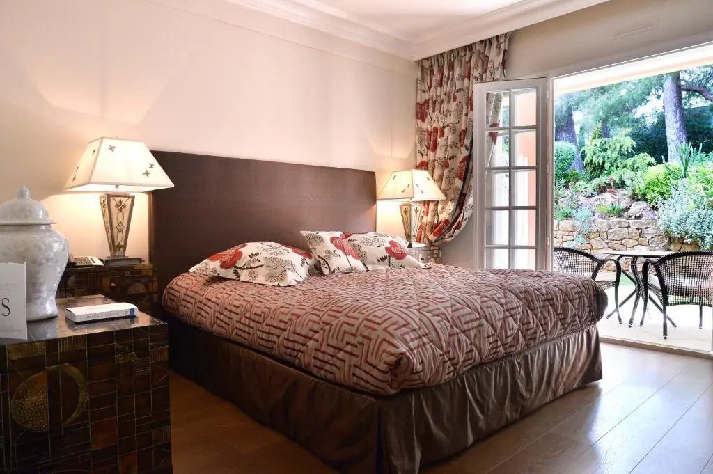 Geräumiges Schlafzimmer mit Gartenblick und eleganter Einrichtung