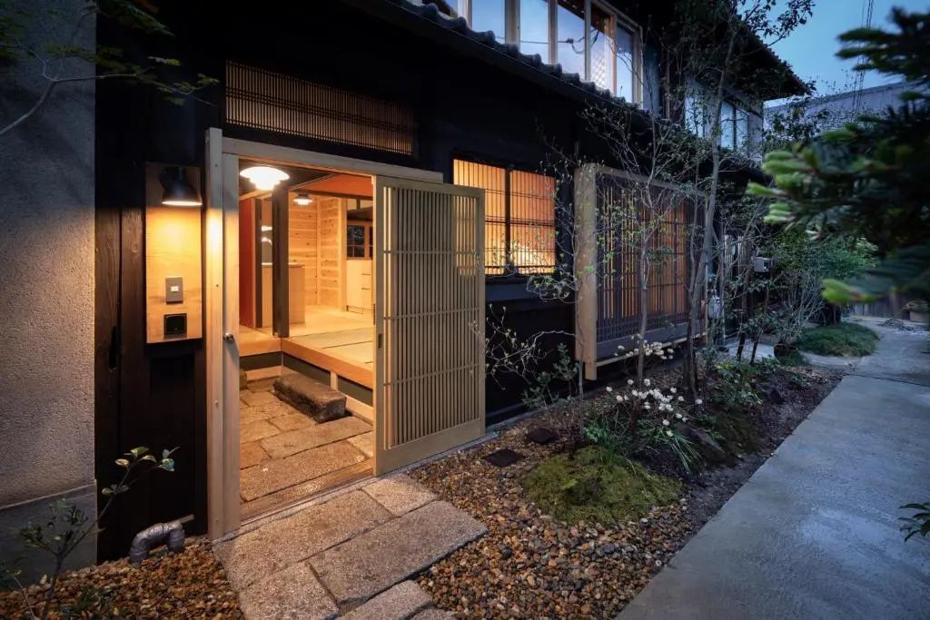 Traditioneller asiatischer Eingangsbereich mit Holzdetails und Steinboden