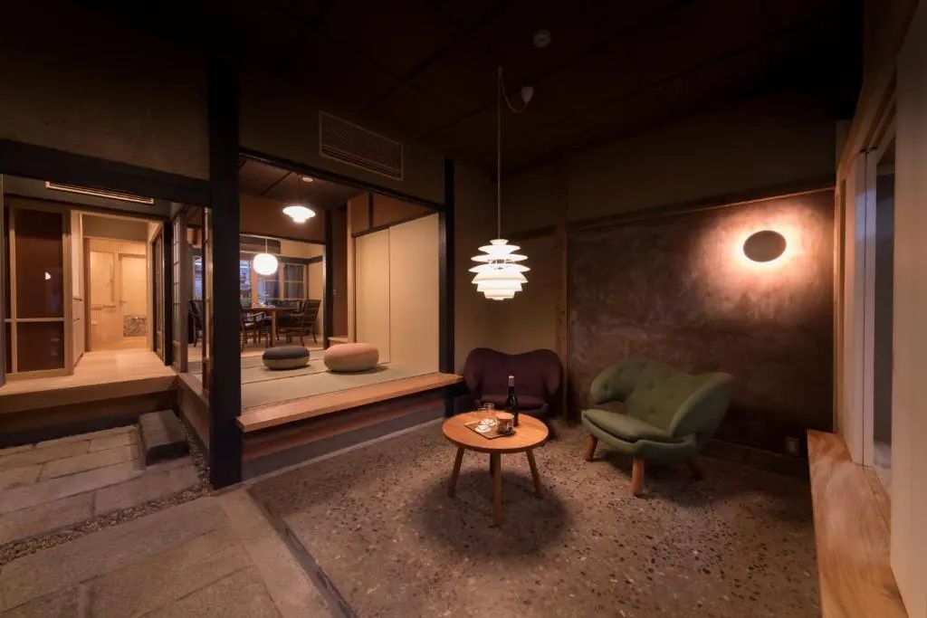 Traditionell eingerichtetes Wohnzimmer mit Tatami und modernen Möbeln