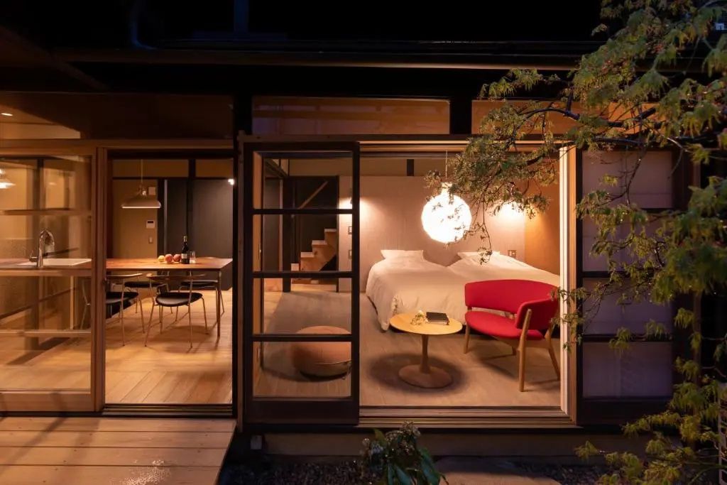 Moderne Suite bei Nacht mit offenem Wohn- und Schlafbereich