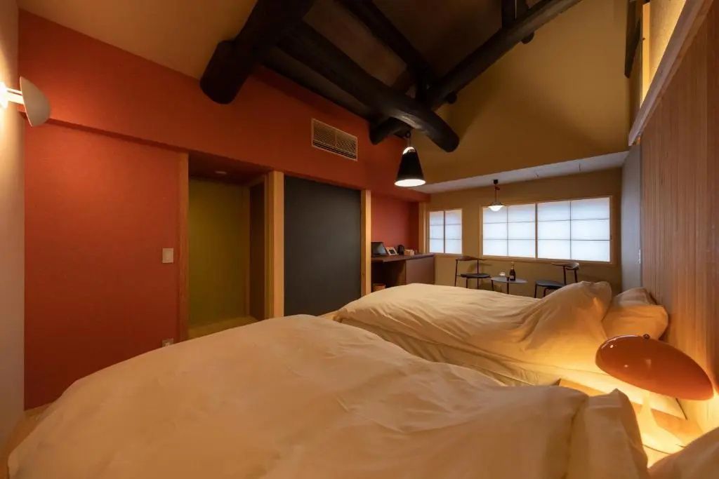 Doppelzimmer mit traditionellen japanischen Akzenten und Holzbalken