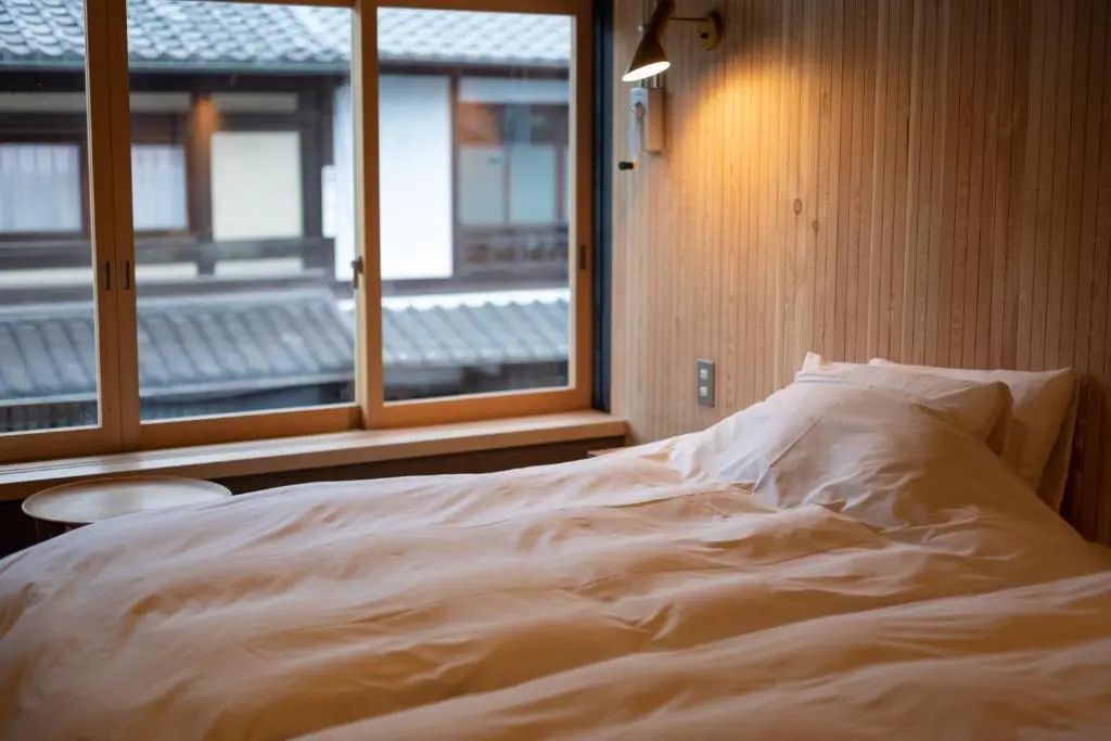 Zwei Einzelbetten mit Blick aus dem Fenster auf traditionelle Architektur