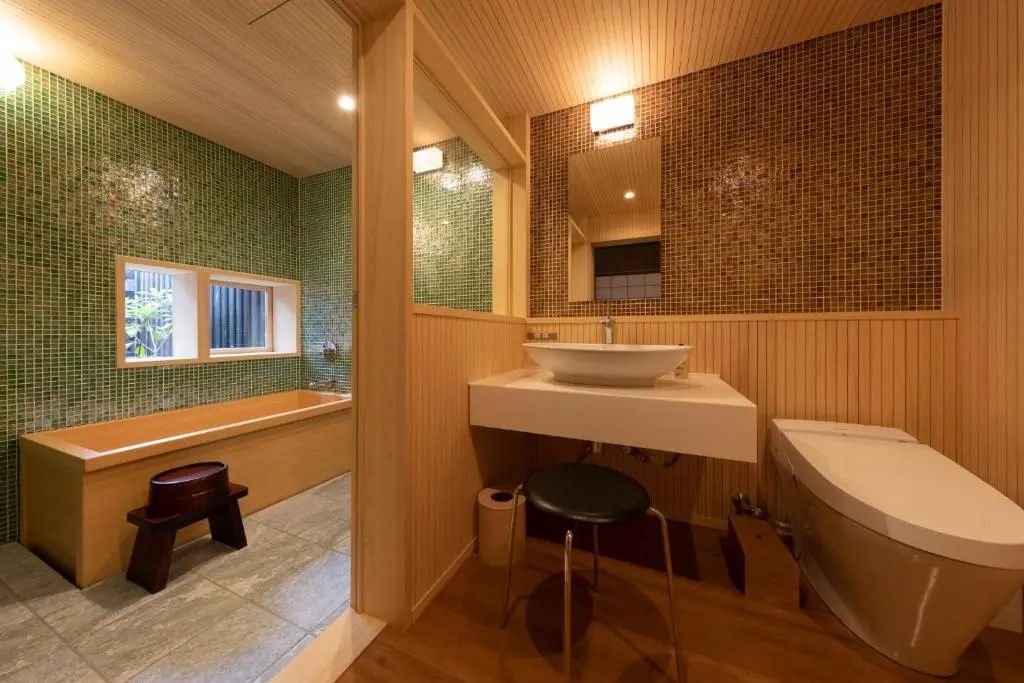Modernes Badezimmer in der Suite mit Holz- und Fliesenakzenten
