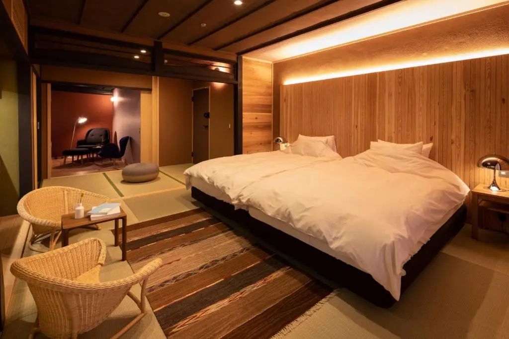 Helles Schlafzimmer der Suite mit Tatamimatten und Doppelbett