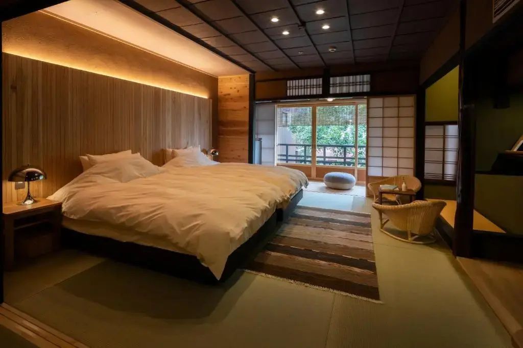Blick aus dem Schlafzimmer auf einen japanischen Garten