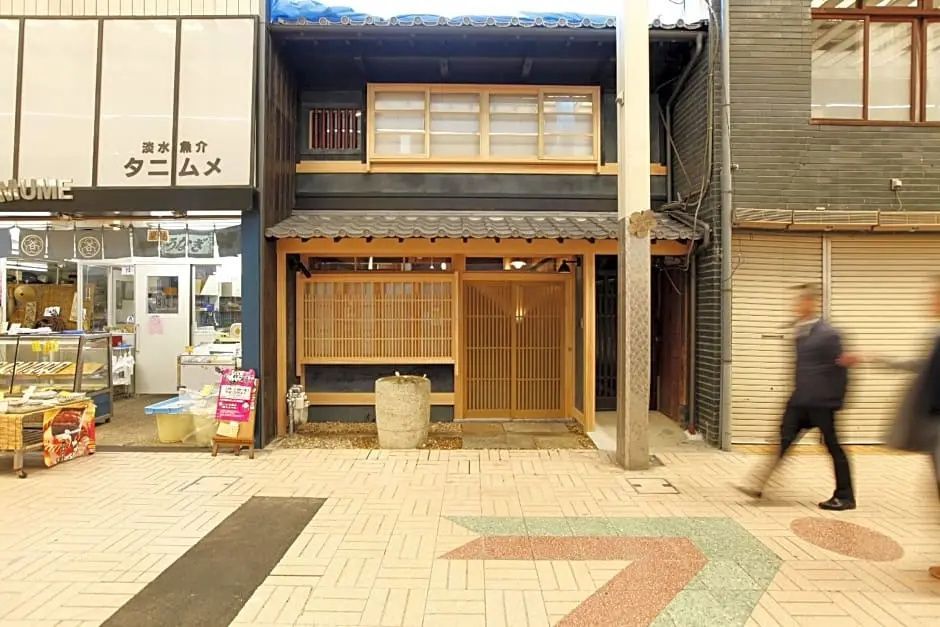 Außenansicht eines traditionellen japanischen Gebäudes