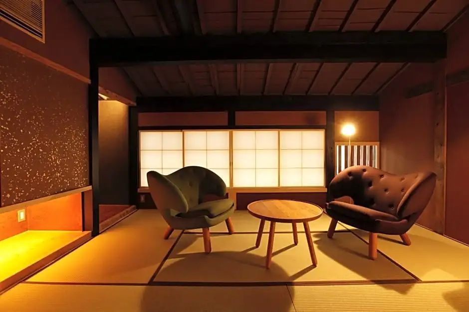 Gemütlicher Sitzbereich in traditionellem japanischem Stil mit Sesseln und Tatami-Matten