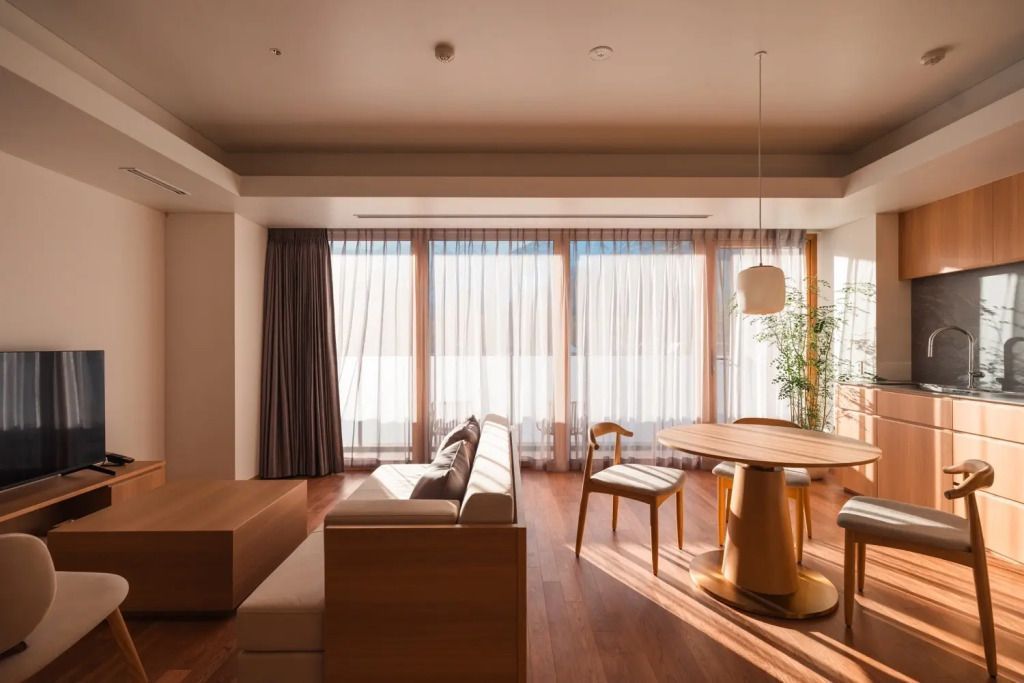 Heller Essbereich und Wohnzimmer mit großen Fenstern zur Terrasse