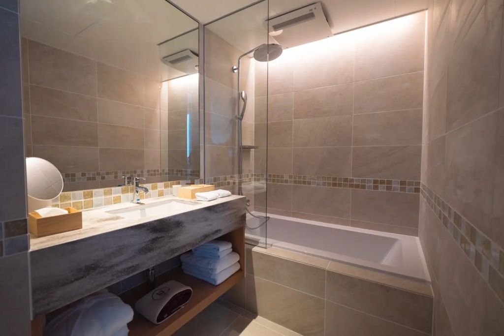 Modernes Badezimmer mit begehbarer Dusche und eleganten Fliesen