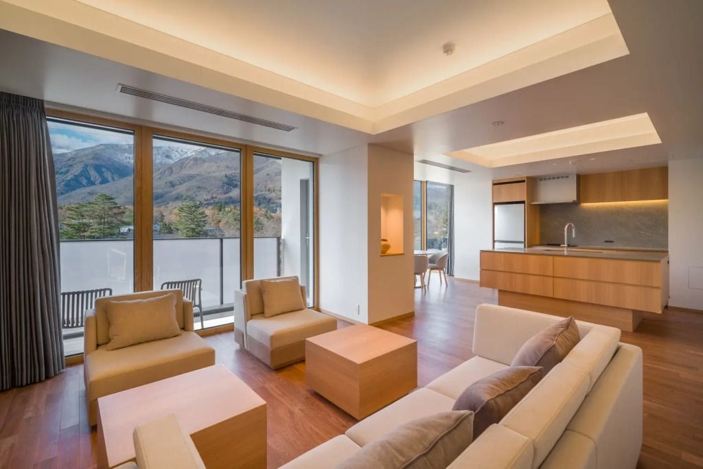 Moderne Suite mit Blick auf die nördlichen Alpen und Balkon