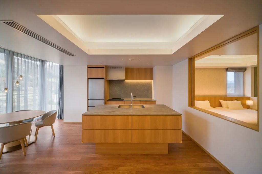 Elegante Küchenzeile in der Junior-Suite mit Holzdesign