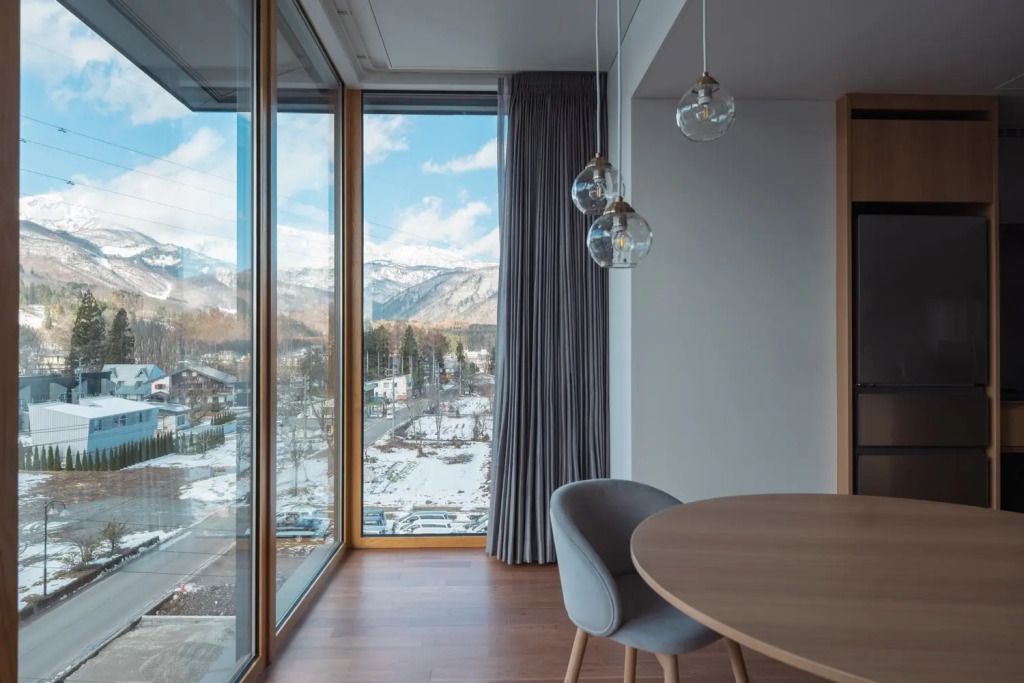 Fenster mit Bergblick und schlichter moderner Einrichtung
