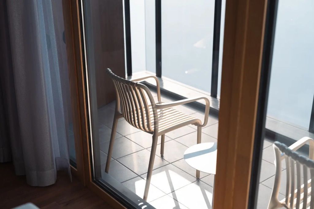 Minimalistische Terrasse mit Stuhl und Tisch