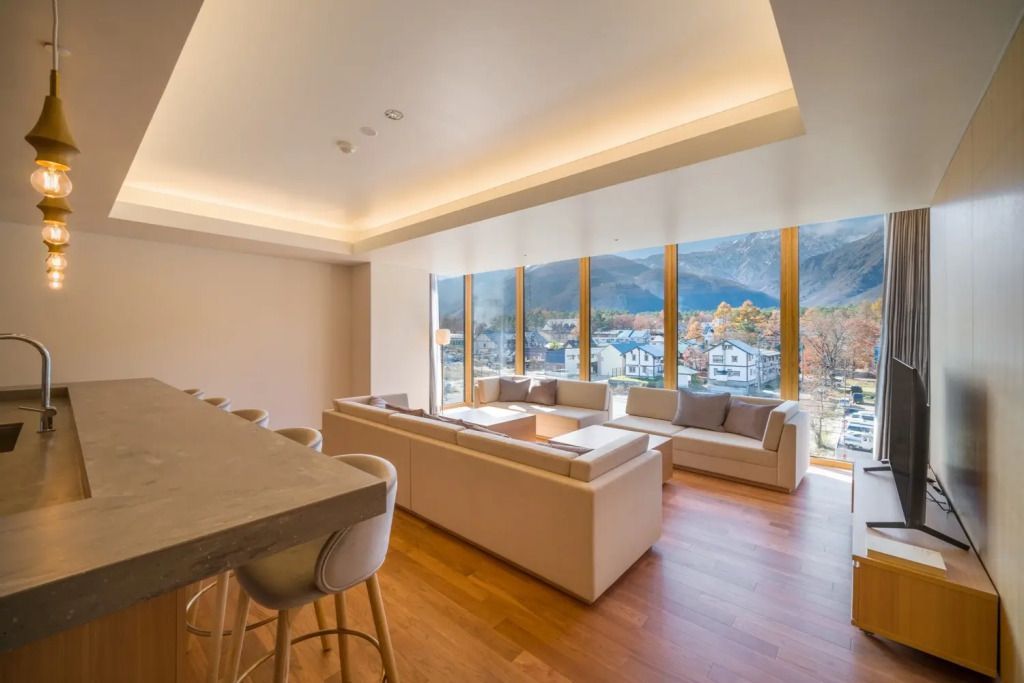 Geräumiges Wohnzimmer mit Panoramafenstern und Sitzbereich