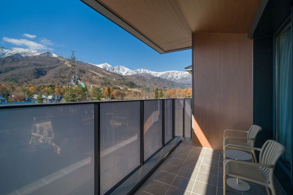 Balkon mit Blick auf eine Berglandschaft und moderner Sitzgelegenheit