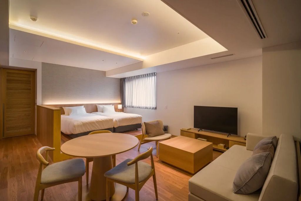 Geräumiges Standard Doppelzimmer mit zwei Einzelbetten und moderner Einrichtung