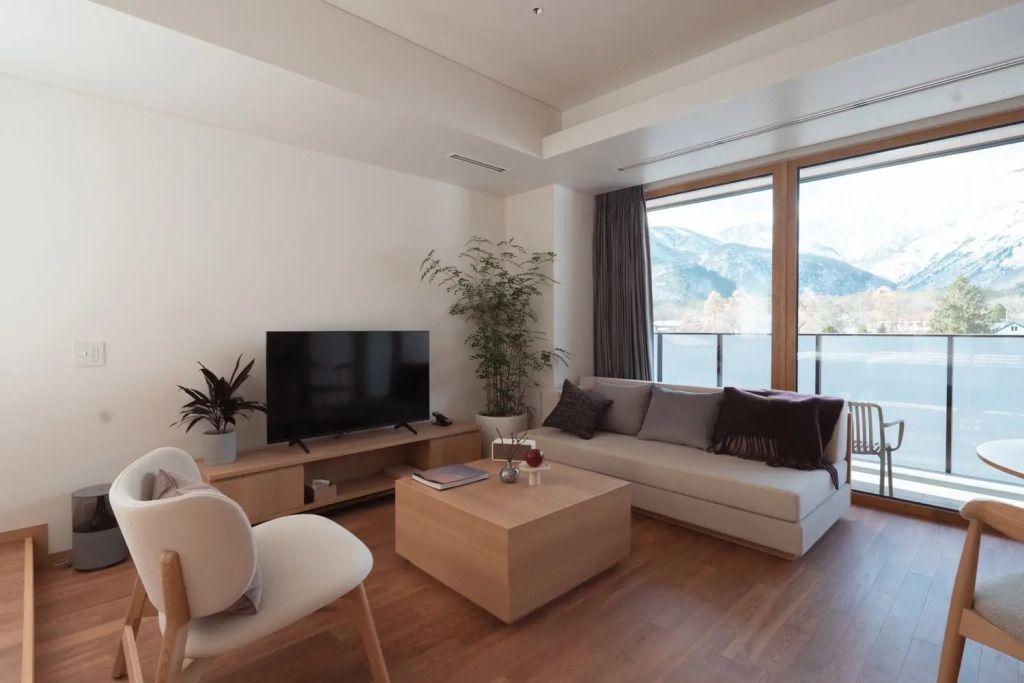 Eleganter Wohnbereich mit moderner Ausstattung und Bergblick