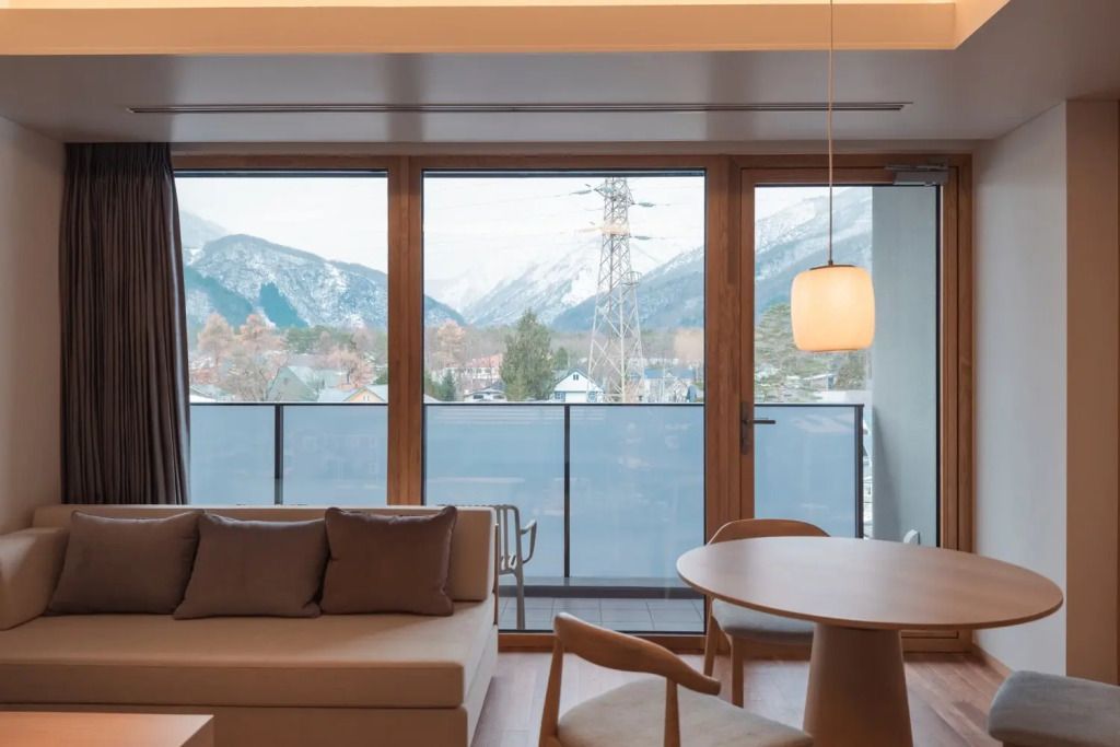 Große Fensterfront mit Blick auf die Nordalpen im Hotelzimmer