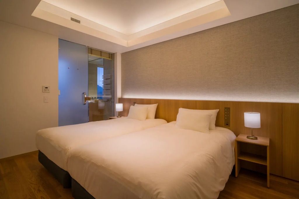 Standardzimmer mit zwei Einzelbetten und ruhiger Beleuchtung