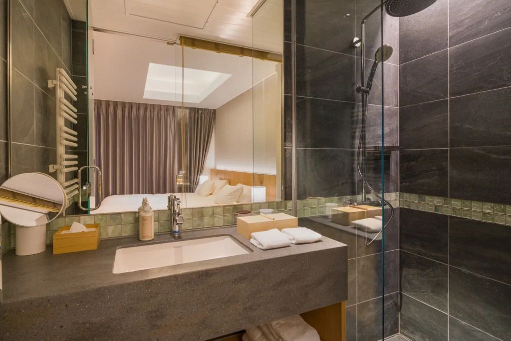 Modernes Badezimmer mit großer Dusche und edlem Design