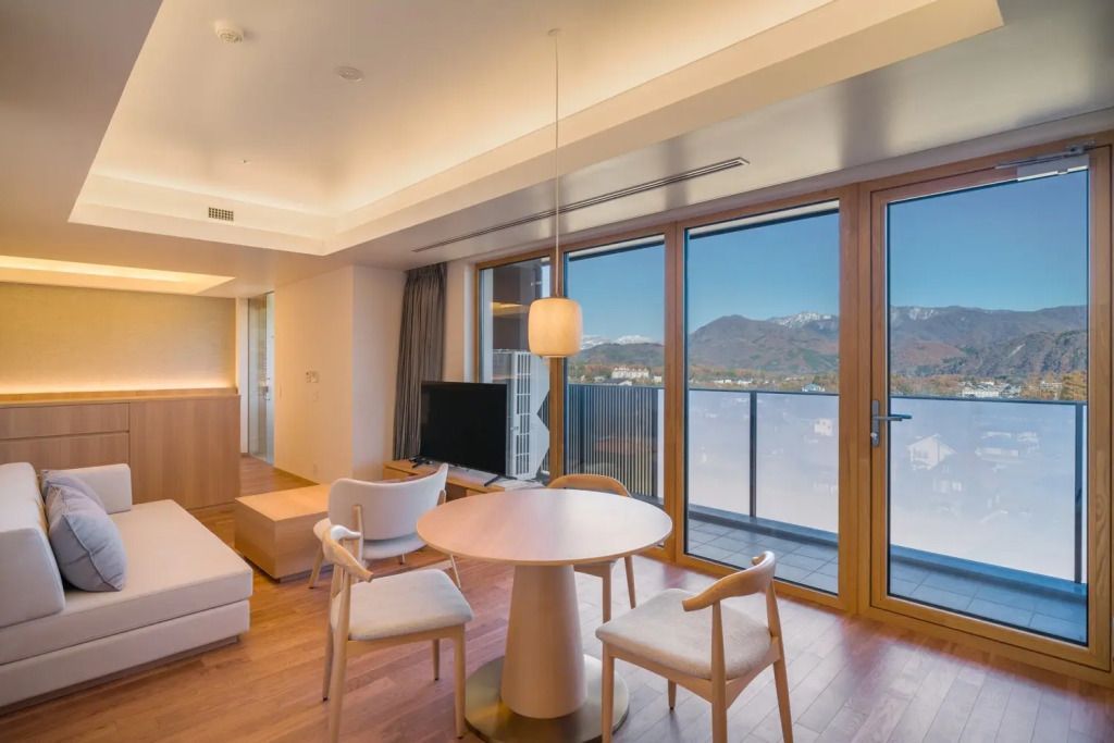 Komfortabler Wohnbereich mit großem Fenster und Bergblick