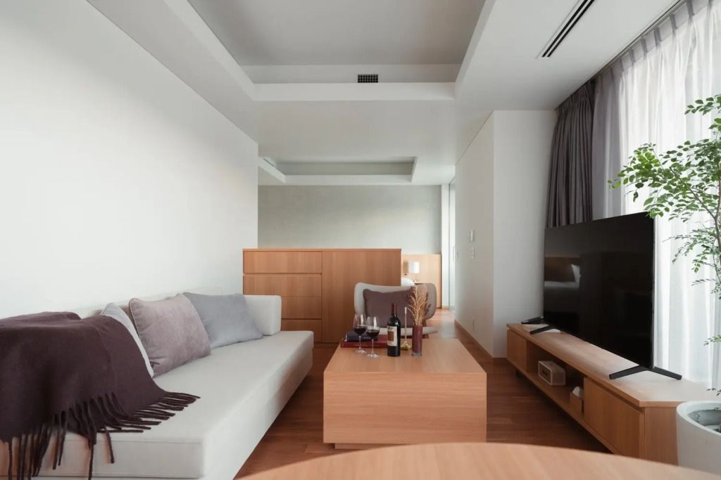 Wohnraum mit Sofa, Couchtisch und modernem Dekor