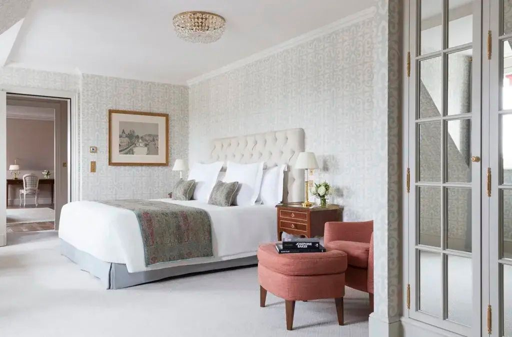 Elegante Suite mit Doppelbett und klassischem Interieur