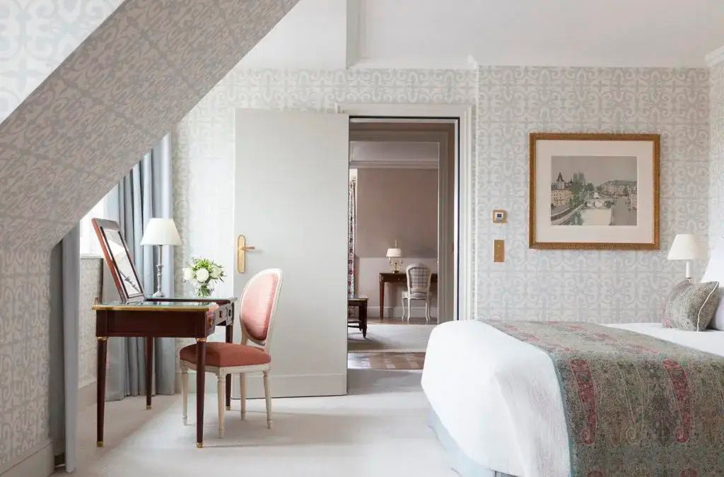 Suite mit Schreibtisch und Blick auf den Wohnbereich