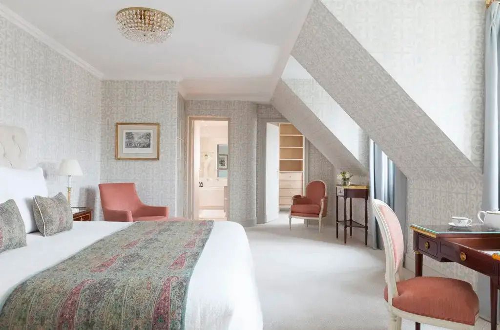 Suite mit Dachschräge und luxuriöser Einrichtung