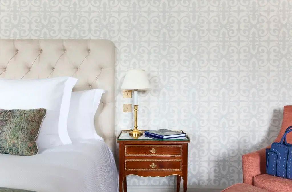 Nachttisch mit Lampe in eleganter Suite