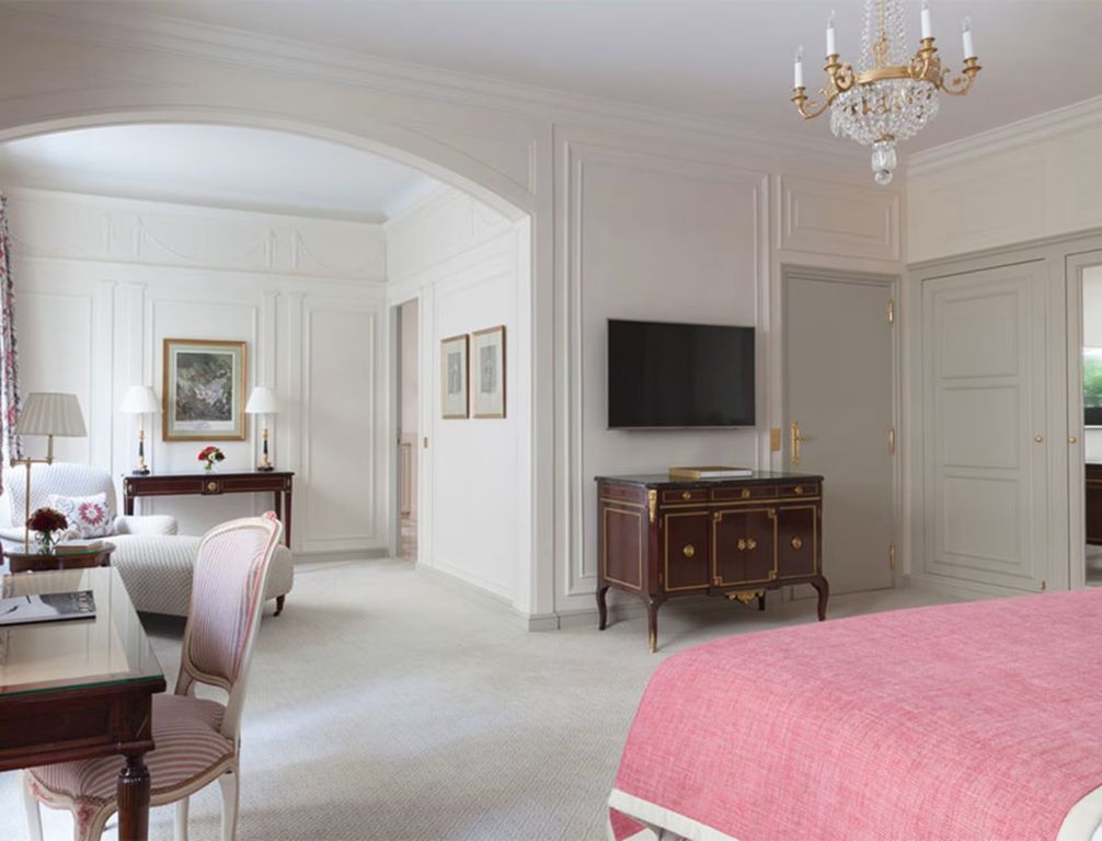 Elegante Deluxe Doppel Suite mit klassischem Dekor und Kronleuchter