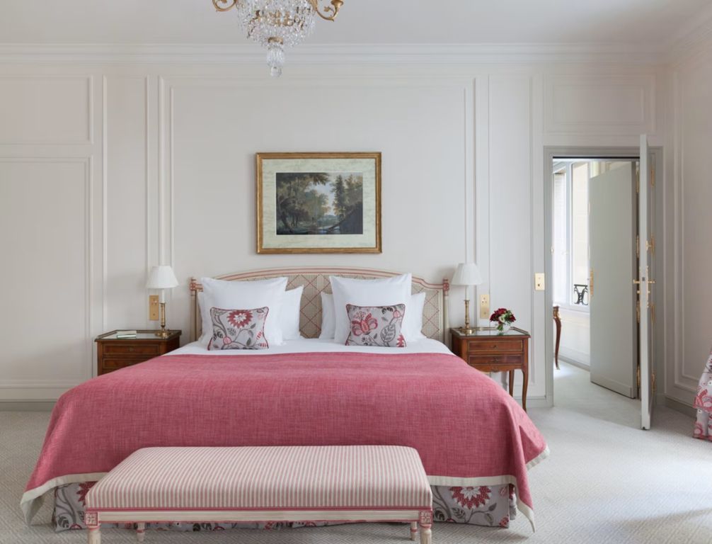 Luxuriöses Doppelbett in der Deluxe Suite mit eleganter Wanddekoration