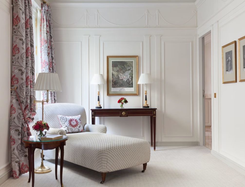 Sitzbereich in der Deluxe Suite mit eleganter Einrichtung und Blumendekor