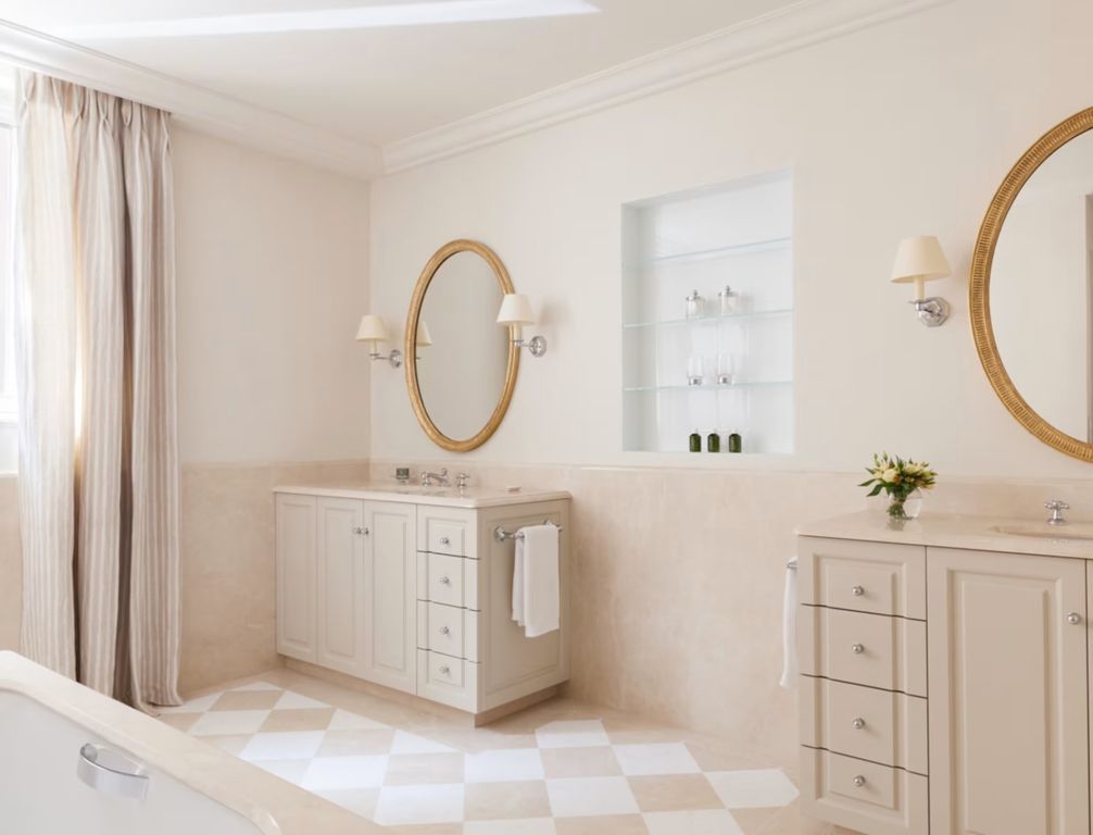 Elegantes Badezimmer in der Deluxe Suite mit Doppelwaschbecken und edlem Design